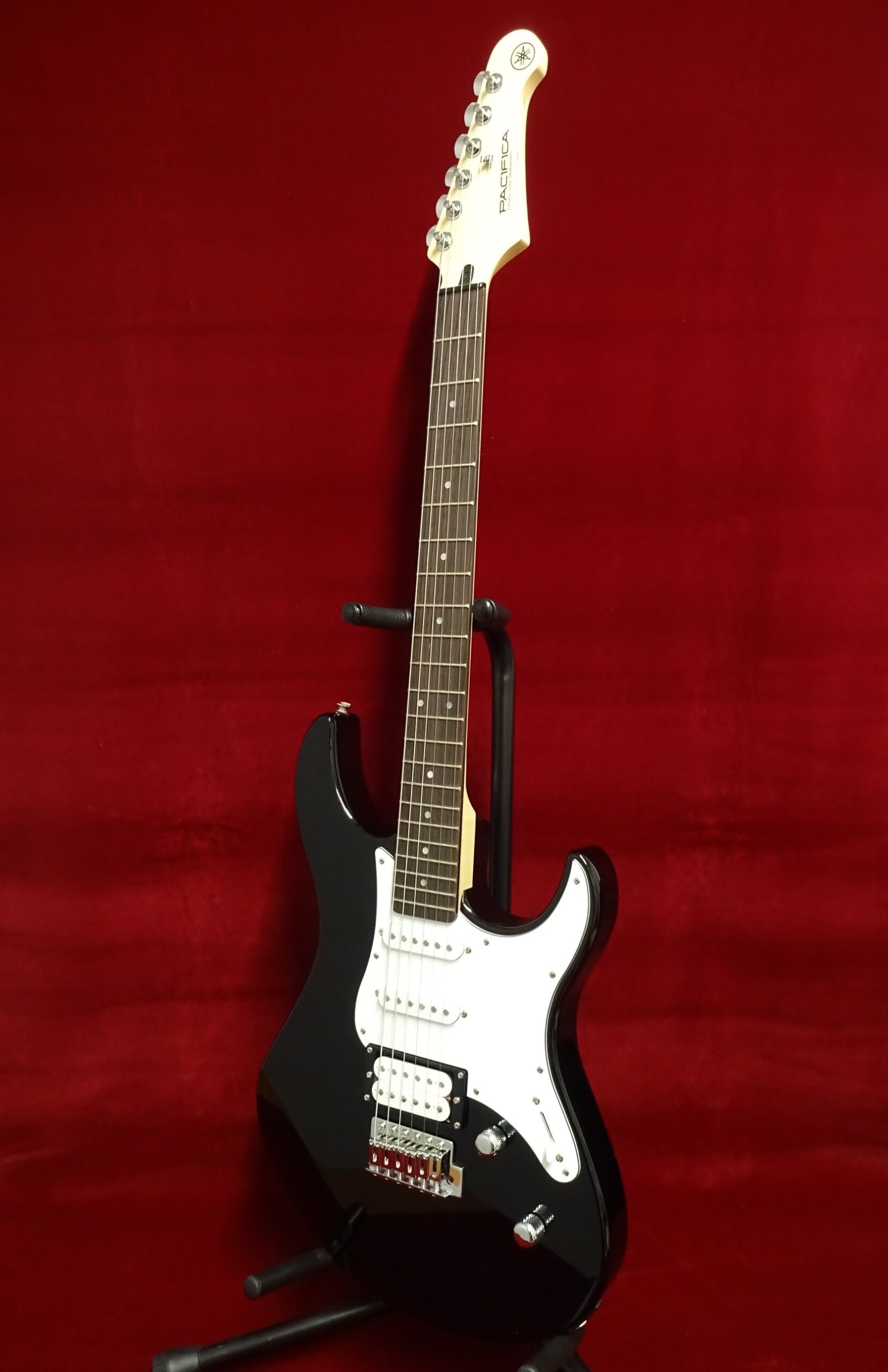 写真：YAMAHA　PACIFICA112V