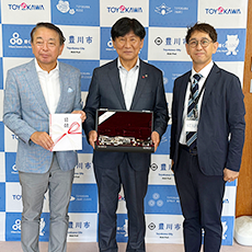 豊川市内の中学校へ管楽器寄付の仲介を行いました